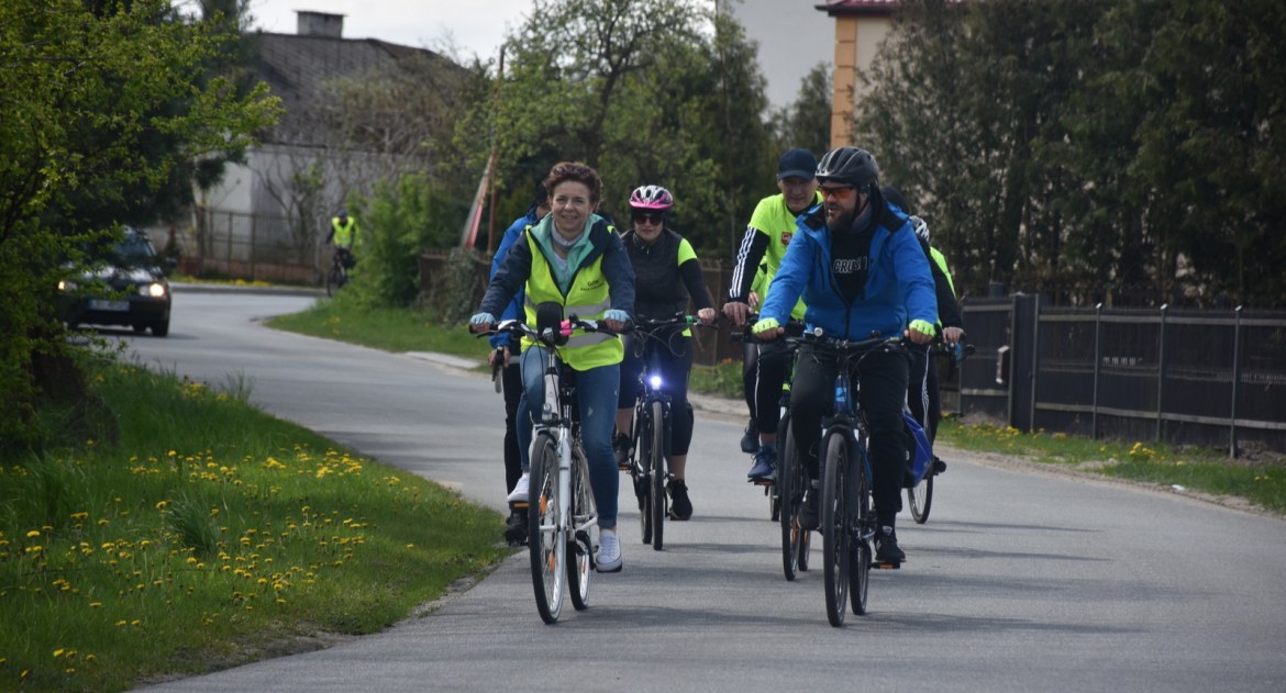 Moto, Pokonali kilkadziesiąt kilometrów biało czerwoną flagą rowerach - zdjęcie, fotografia