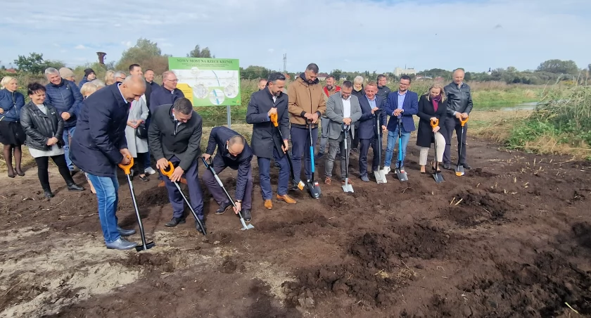 Inwestycje, Biała Podlaska Wykonawca przejął budowy Pierwsze szpadle wbite budowę przedłużenia ulicy Artyleryjskiej mostu Krznie - zdjęcie, fotografia