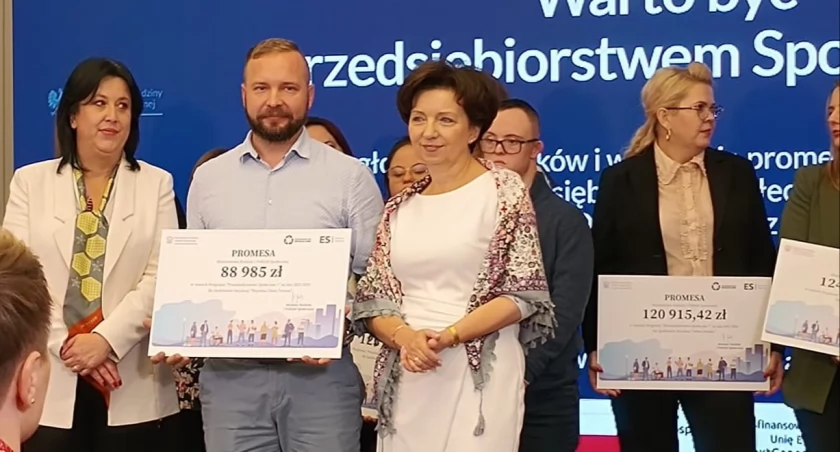 Urząd, Gmina Tuczna Spółdzielnie socjalne otrzymały duże dofinansowanie rozwój Promesy wręczyła minister - zdjęcie, fotografia