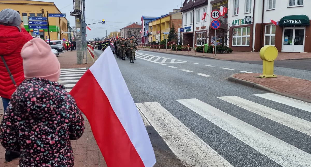 historia, Wisznice Zbiórka pocztów sztandarowych przemarsz przed pomnik przemówienia koncert pieśni patriotycznych Narodowe Święto Niepodległości - zdjęcie, fotografia