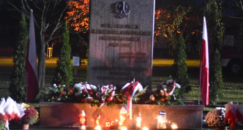 historia, Złożyli kwiaty uczestniczyli wspólnym śpiewaniu pieśni patriotycznych Narodowe Święto Niepodległości Zalesiu - zdjęcie, fotografia