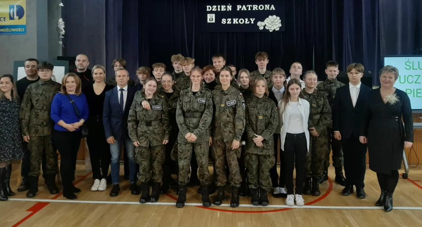 edukacja, Święto szkoły Wisznice hołd patrona ślubowanie uczniów - zdjęcie, fotografia
