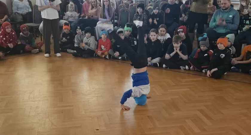 taniec, Biała Podlaska Trzecia edycja Mikołajkowego Turnieju Tanecznego Break Dance - zdjęcie, fotografia