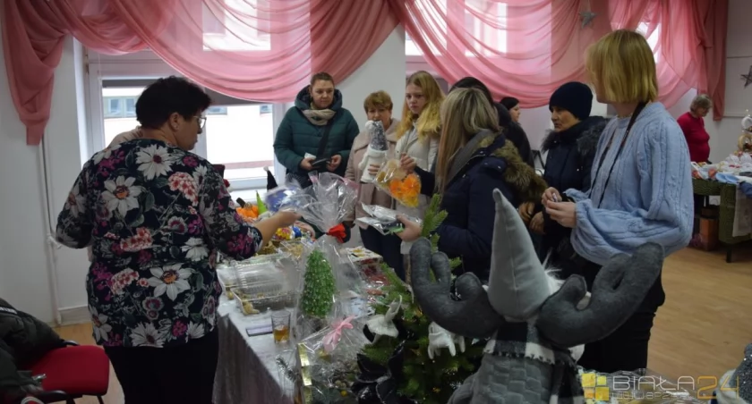 festyny, Łomazy Sprzedawali produkty Boże Narodzenie Kiermasz świateczny - zdjęcie, fotografia