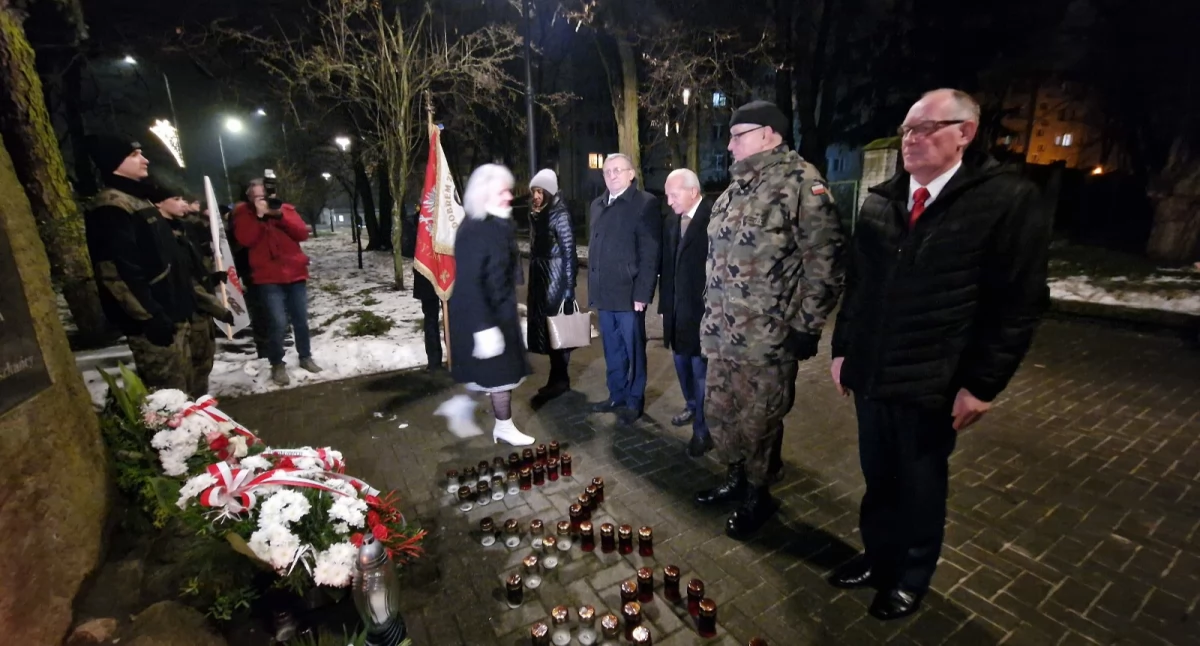 historia, Biała Podlaska Pamiętali ogłoszeniu stanu wojennego Złożyli kwiaty przed pomnikiem Solidarności - zdjęcie, fotografia