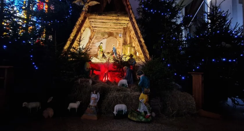 koncerty, Gmina Janów Podlaski Wieczorem zaśpiewają kolędy pastorałki scenie zespoły soliści - zdjęcie, fotografia