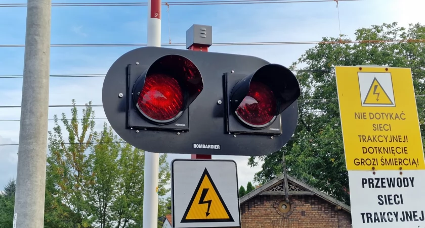 Komunikat policji, Bezpieczeństwo przejazdach kolejowych działania profilaktyczne Białej Podlaskiej Wspólna akcja policji Polskich Linii Kolejowych - zdjęcie, fotografia