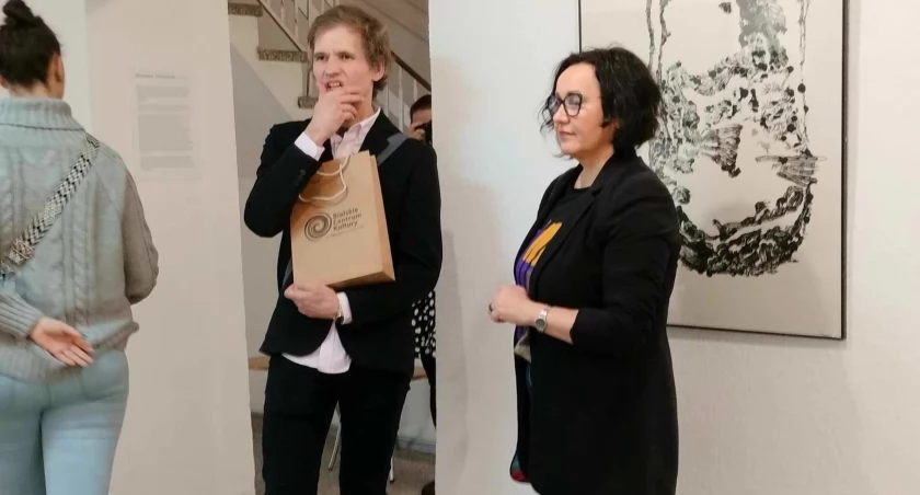wystawy, Niezwykła wystawa Sebastiana Skowrońskiego połączenie tradycji nowoczesnością tematyka młodzieńcza metaforyczna Otwarta Galerii Podlaskiej - zdjęcie, fotografia