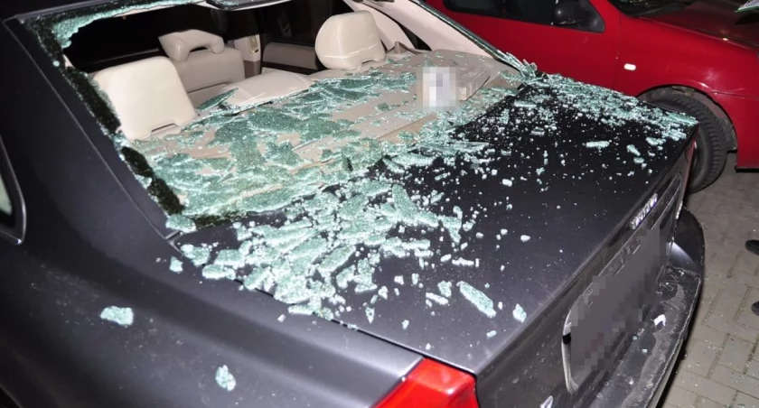 Komunikat policji, miłości rzucał kostką brukową byłej partnerki Trafił samochody stojące parkingu Białej Podlaskiej - zdjęcie, fotografia