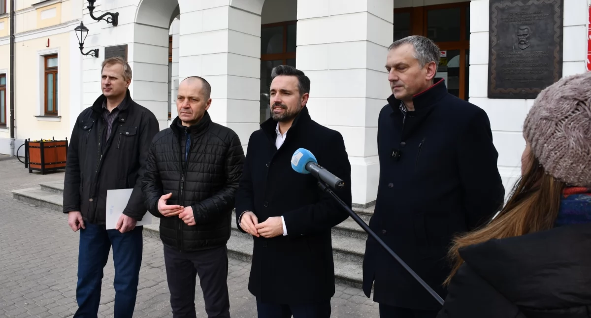 ludzie, Prezydent zgadza protest rolników blokadę Białej Podlaskiej Organ porozumieniu służbami wydaje negatywną decyzję - zdjęcie, fotografia