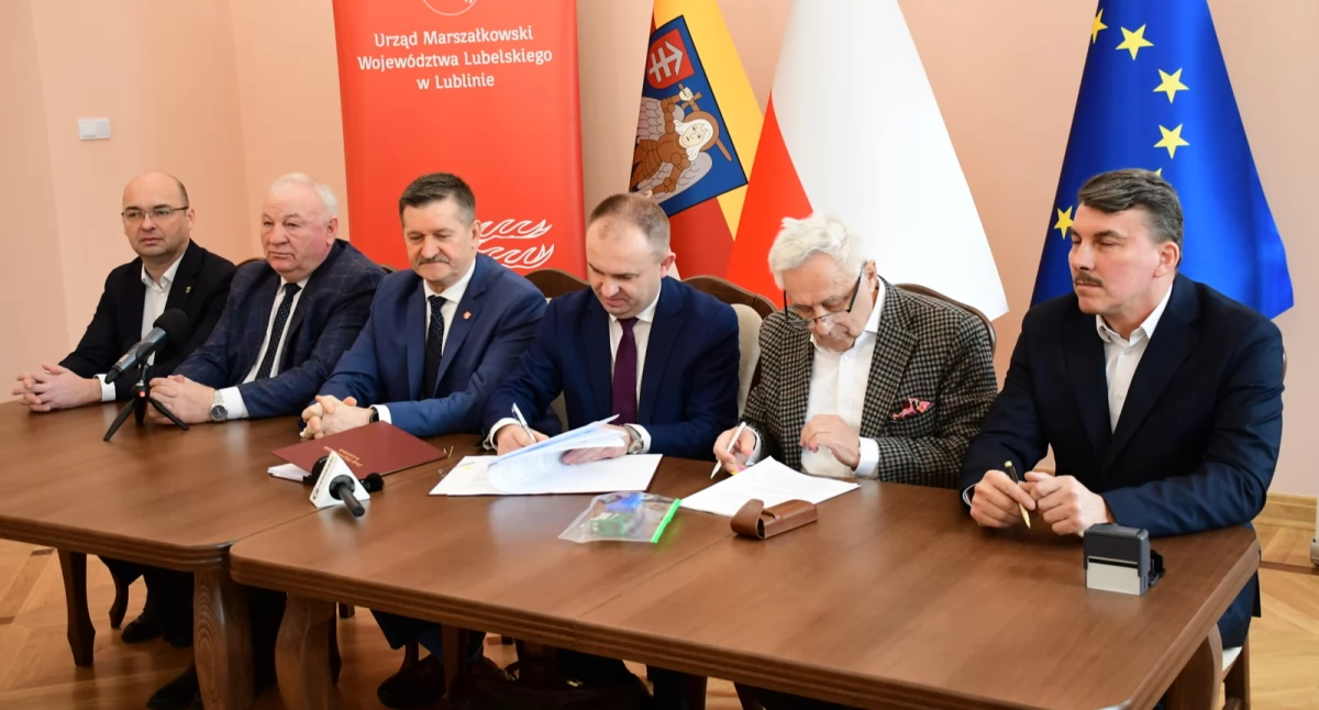 Inwestycje, Podpisano umowę remont drogi wojewódzkiej terenie gminy Kodeń Sławatycze złotych nową nawierzchnię - zdjęcie, fotografia