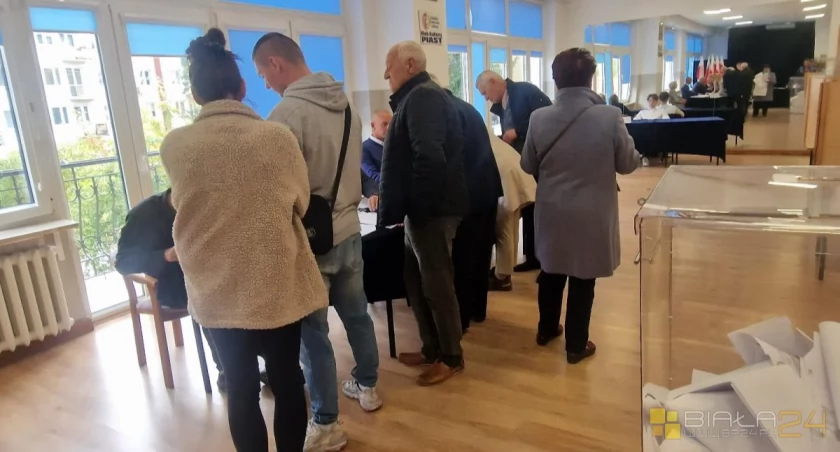 Urząd, WYBORY jednej mniejszych Polsce czterech kandydatów wójta Zobacz osoby chętne Rokitnie - zdjęcie, fotografia