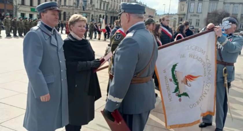 edukacja, Sztandar Liceum Wisznicach odznaczony Złotym Krzyżem Związku Piłsudczyków - zdjęcie, fotografia