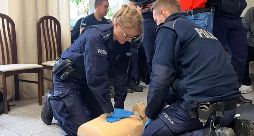 zdrowie, Policjanci doskonalą umiejętności udzielania pierwszej pomocy Szkolenia prowadzone przez ratowników medycznych Białej Podlaskiej - zdjęcie, fotografia