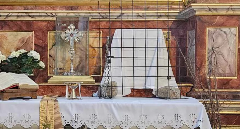 kościół, Wierni katoliccy odwiedzają Jezusa więzieniu Zobacz wyglądają ciemnice Białej Podlaskiej - zdjęcie, fotografia