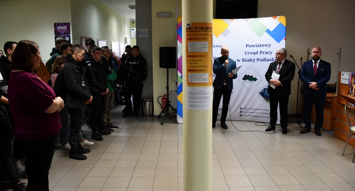 Urząd, Otwarte Powiatowym Urzędzie Pracy Białej Podlaskiej odkryj oferty pracy staże szkolenia - zdjęcie, fotografia