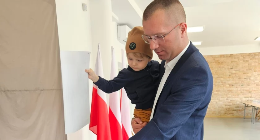 Urząd, Ponad procent poparcia uzyskał pierwszy burmistrz gminy Piszczac Kamil Kożuchowski wybrany - zdjęcie, fotografia