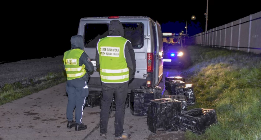 Granica, Przerzucali kontrabandę przez płot Koroszczynie rękach służb - zdjęcie, fotografia