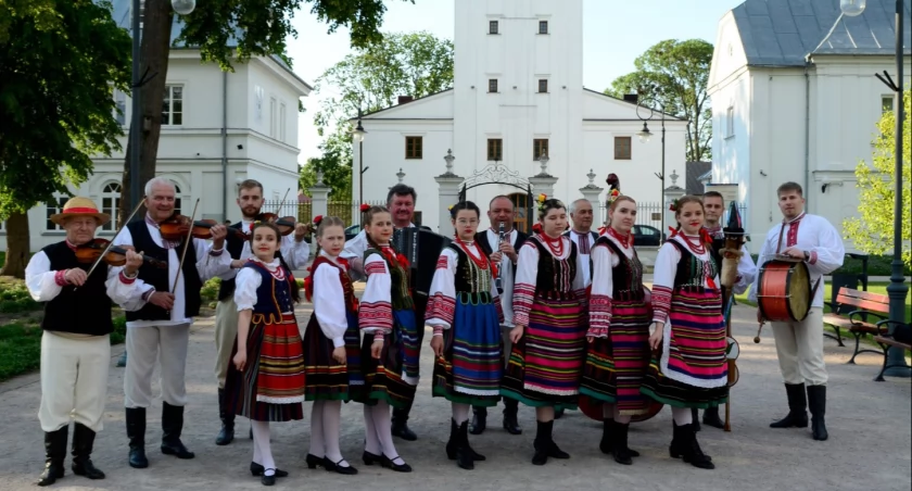 taniec, Wiosenny koncert Kapeli Ludowej Podlasiacy Białej Podlaskiej Tradycyjne tańce pieśni ludowe - zdjęcie, fotografia