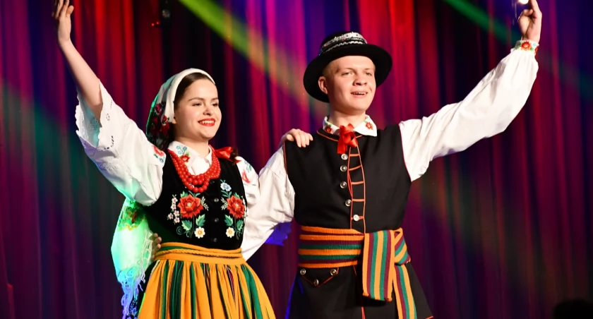 koncerty, Koncert Wiosną Roztańczeni Zespół Pieśni Tańca Podlasiacy Kapela Ludowa Podlasiacy Białej Podlaskiej scenie - zdjęcie, fotografia