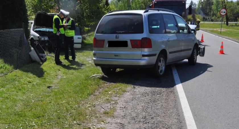 wypadki, Wypadek Dobratyczach Uderzyła zaparkowanego latka była pojeździe - zdjęcie, fotografia