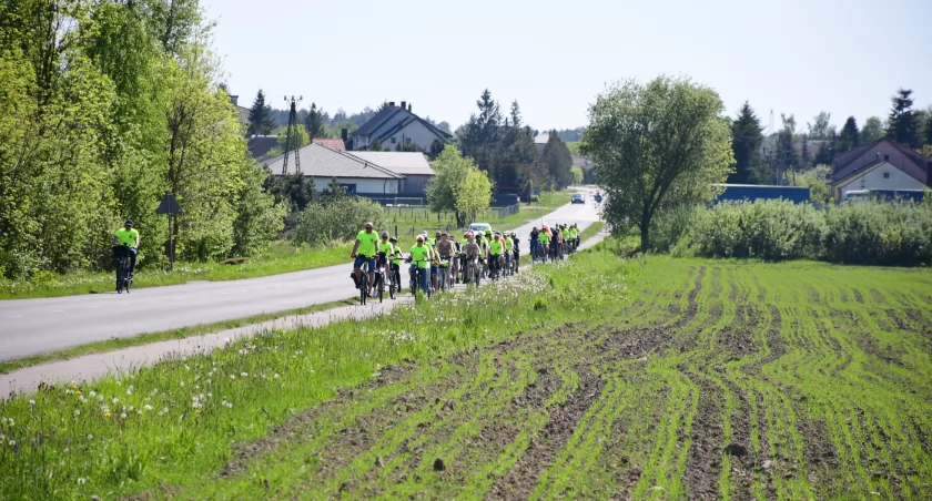 Rower, Odkryli malownicze okolice Zalesia towarzystwie rowerowej przygody ogniskowego relaksu Majowy Rowerowy - zdjęcie, fotografia