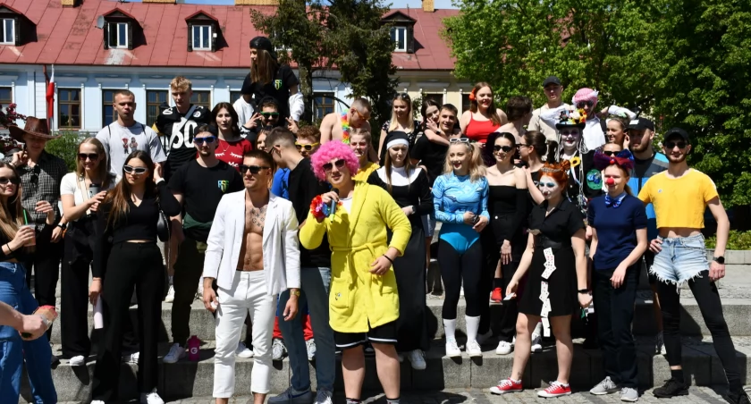 ludzie, Studenci Biała Podlaska rządzą miastem Prezydent oddał klucze - zdjęcie, fotografia