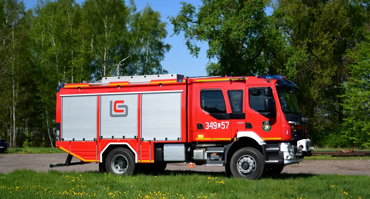 pożary, Samolot gaśniczy zastępów straży pożarnej zadysponowane gaszenia pożaru gminie Tuczna - zdjęcie, fotografia