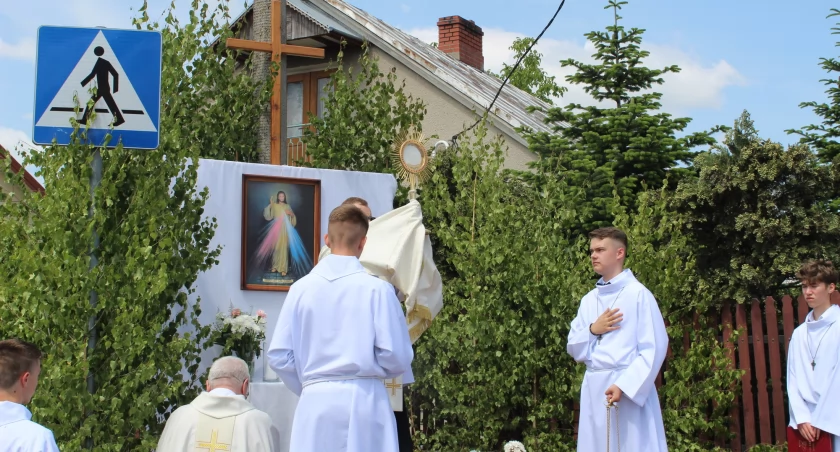 kościół, Wierni katoliccy uczestniczyli procesji Bożego Ciała parafii Chrystusa Miłosiernego Białej Podlaskiej - zdjęcie, fotografia