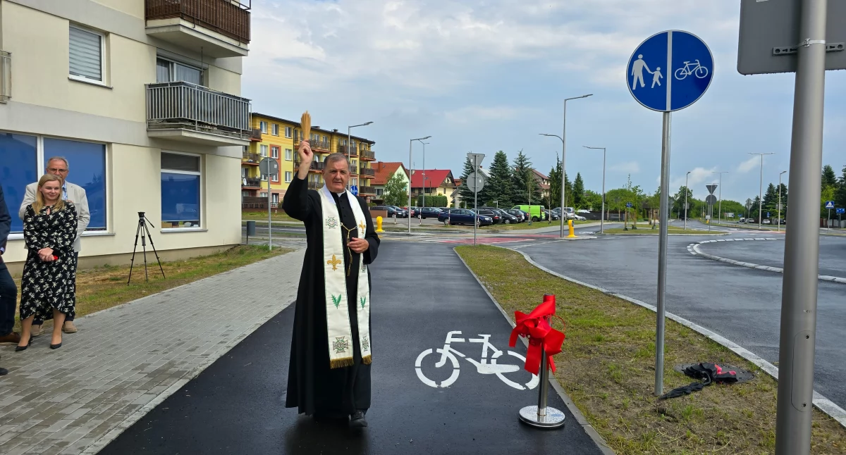 Inwestycje, arteria Białej Podlaskiej przekształcenie pejzażu miejskiego! Odkryj odcinek ulicy Armii Krajowej turbinowym rondem nowymi miejscami parkingowymi - zdjęcie, fotografia