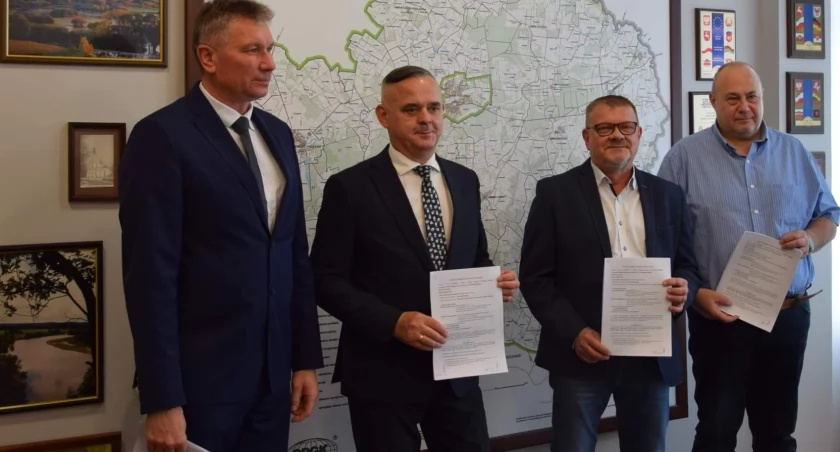 Inwestycje, inwestycja drogowa powiecie bialskim podpisano umowę rozbudowę drogi powiatowej Puchacze Wysokie - zdjęcie, fotografia