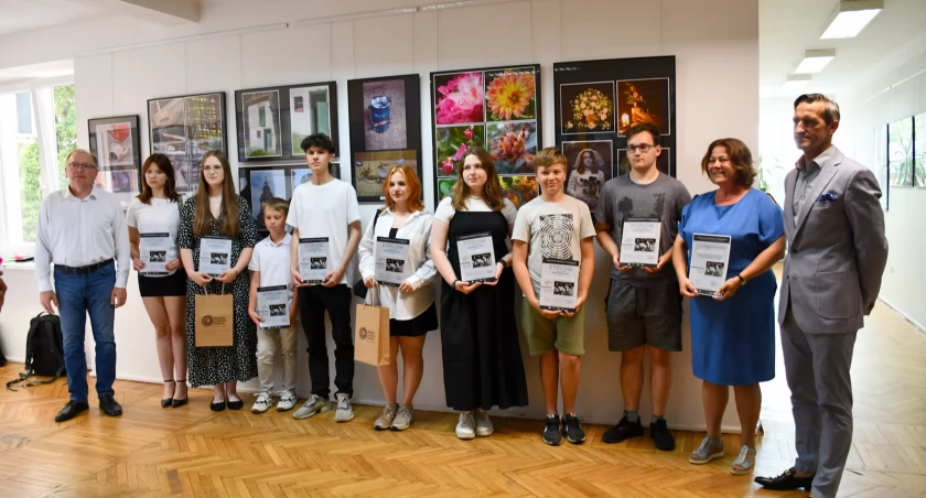 Fotografia, Obiektywem wernisaż młodzieży Galerii Piętro Strefa Sztuki Białej Podlaskiej - zdjęcie, fotografia