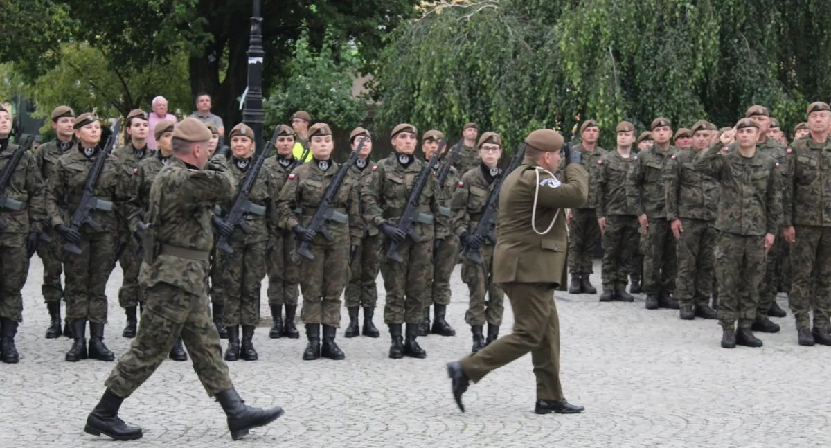 Urząd, Żołnierze Brygady złożyli przysięgę Białej Podlaskiej blisko nowych ochotników szeregach obrony terytorialnej - zdjęcie, fotografia