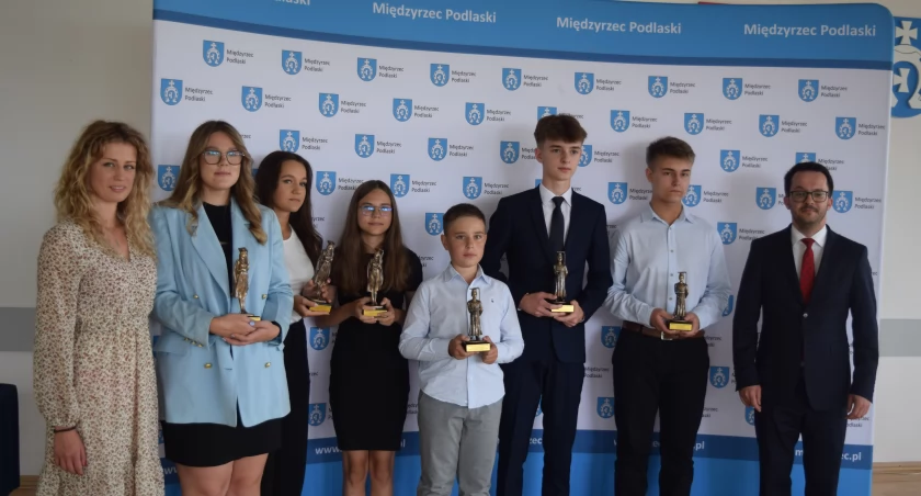 edukacja, Wręczenie tytułów Prymus uczniom Międzyrzecu Podlaskim lokalne talenty świętują sukcesy Burmistrz uhonorował sześciu zdolnych uczniów wybitne osiągnięcia naukowe - zdjęcie, fotografia