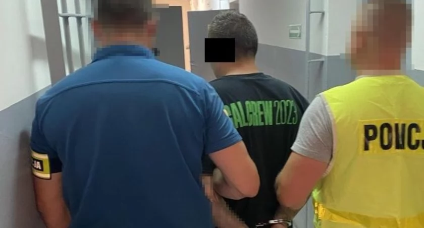 Komunikat policji, Policjanci Terespola zatrzymali latka poszukiwanego sześcioma listami gończymi jednym Europejskim Nakazem Aresztowania Mężczyzna spędzi najbliższe zakładzie karnym - zdjęcie, fotografia
