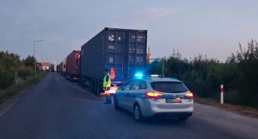 Komunikat policji, Protest białoruskiej diaspory przeciwko reżimowi autorytarnemu utrudnienia czwartek lipca - zdjęcie, fotografia