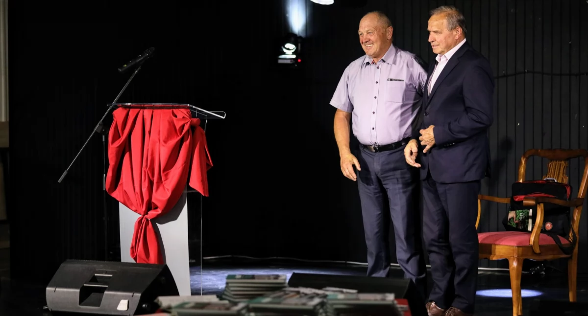 Spotkania autorskie, Uroczysta sesja Towarzystwa Przyjaciół Ziemi Drelowskiej obchody urodzin prezesa Stefaniuka premiera książki Stąd jestem - zdjęcie, fotografia