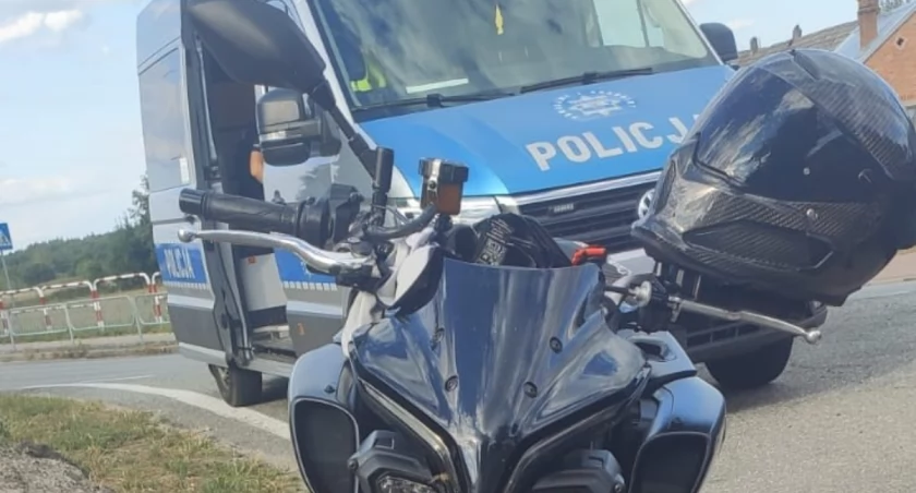 Prędkość, Niebezpieczna jazda motocyklisty! Policjanci Białej Podlaskiej zatrzymali latka który pędził przez Rossosz zignorował sygnały zatrzymania Mężczyzna prawdopodobnie wpływem narkotyków - zdjęcie, fotografia