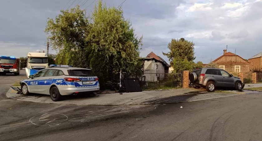 wypadki, Wypadek Rzeczycy Samochód osobowy zderzył radiowozem Ranni policjanci cywile - zdjęcie, fotografia