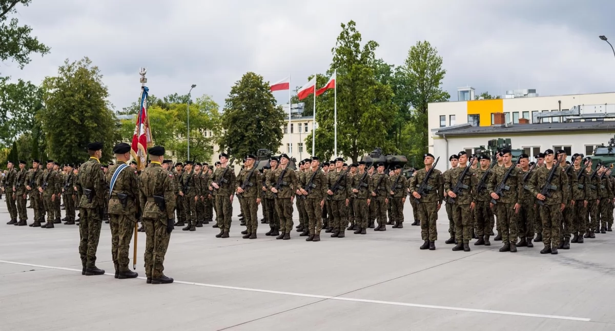 Ogólna, Wakacje Wojskiem Uroczysta przysięga wojskowa Warszawskiej Brygady Pancernej podsumowanie intensywnego szkolenia wojskowego promującego służbę wojskową wartości patriotyczne docenione przez Ministerstwo Obrony Narodowej - zdjęcie, fotografia