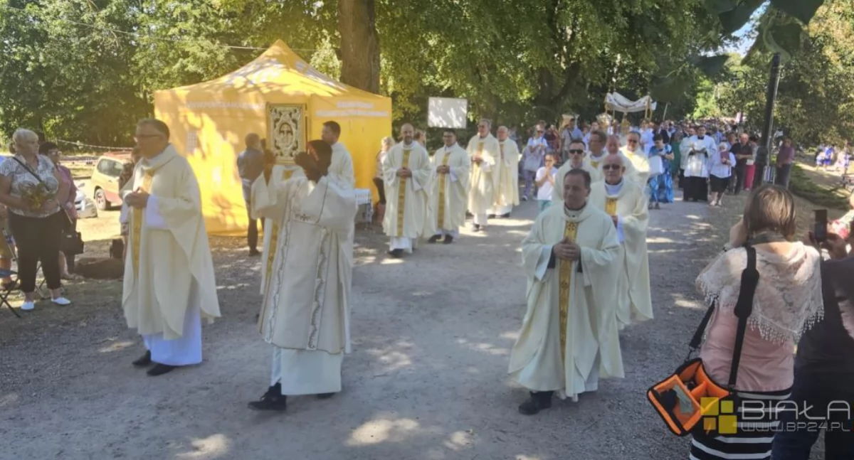 kościół, Uroczysta celebracja Wniebowzięcia Kodniu Pasterka Maryjna Odpustowa przewodnictwem Suchodolskiego liczne nabożeństwa przyciągnęły tłumy wiernych - zdjęcie, fotografia
