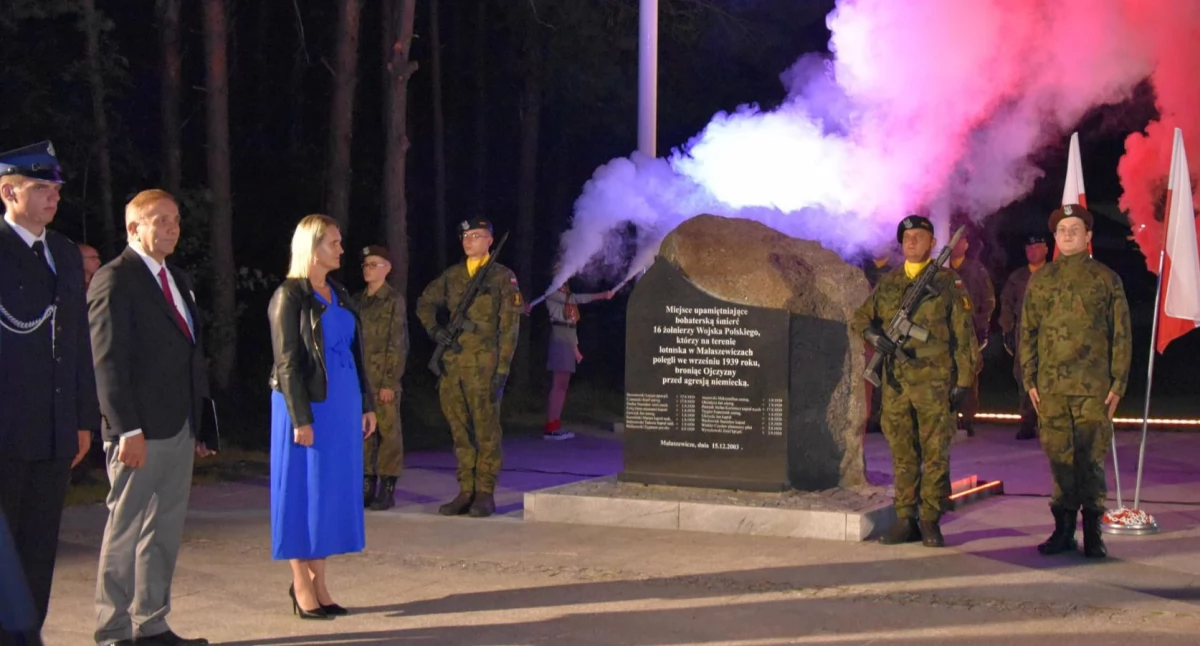 historia, Hołd Bohaterom Naszego Westerplatte rocznica obrony lotniska Małaszewiczach - zdjęcie, fotografia