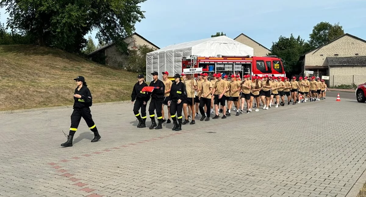 ludzie, Młodzi strażacy akcji emocjonujące zmagania Sławacinku Starym - zdjęcie, fotografia