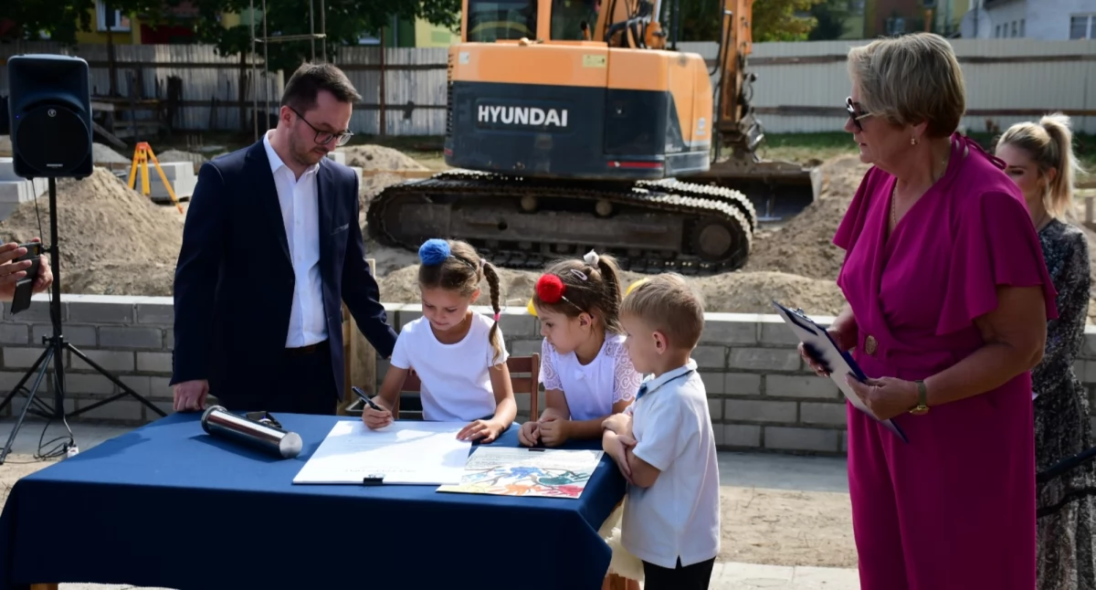 Inwestycje, Międzyrzec Podlaski inwestuje przyszłość najmłodszych Nowoczesne przedszkole żłobek budowie - zdjęcie, fotografia