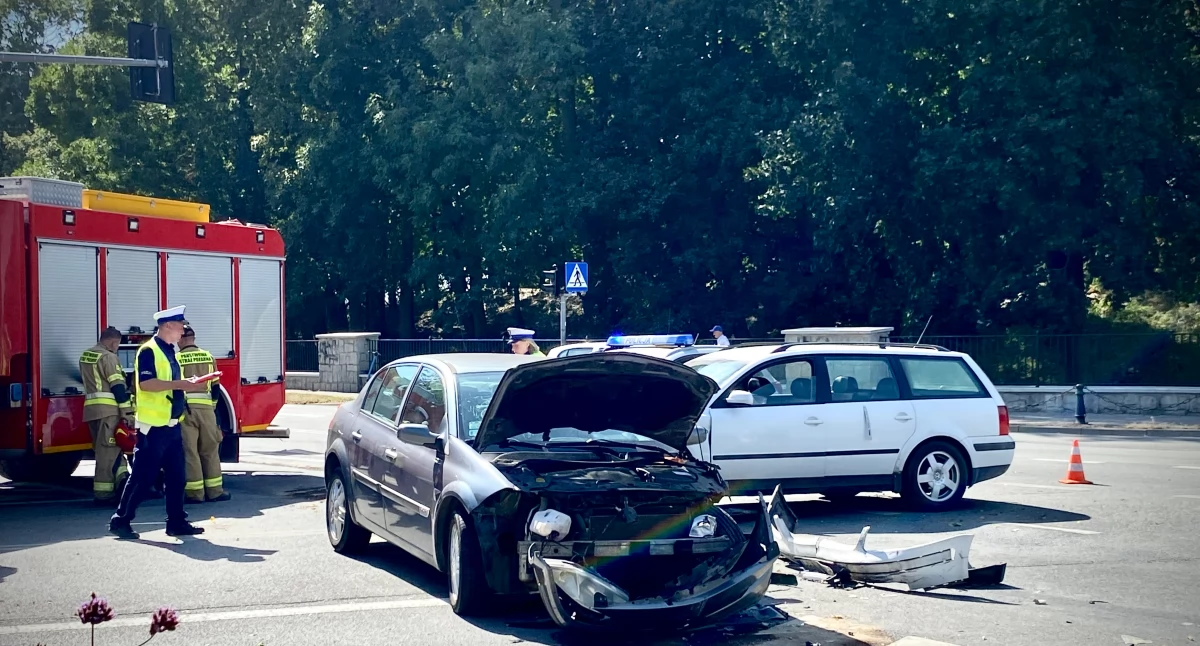 wypadki, Wypadek Liceum Kraszewskiego zderzenie dwóch osobowych Jedna osoba trafiła szpitala - zdjęcie, fotografia