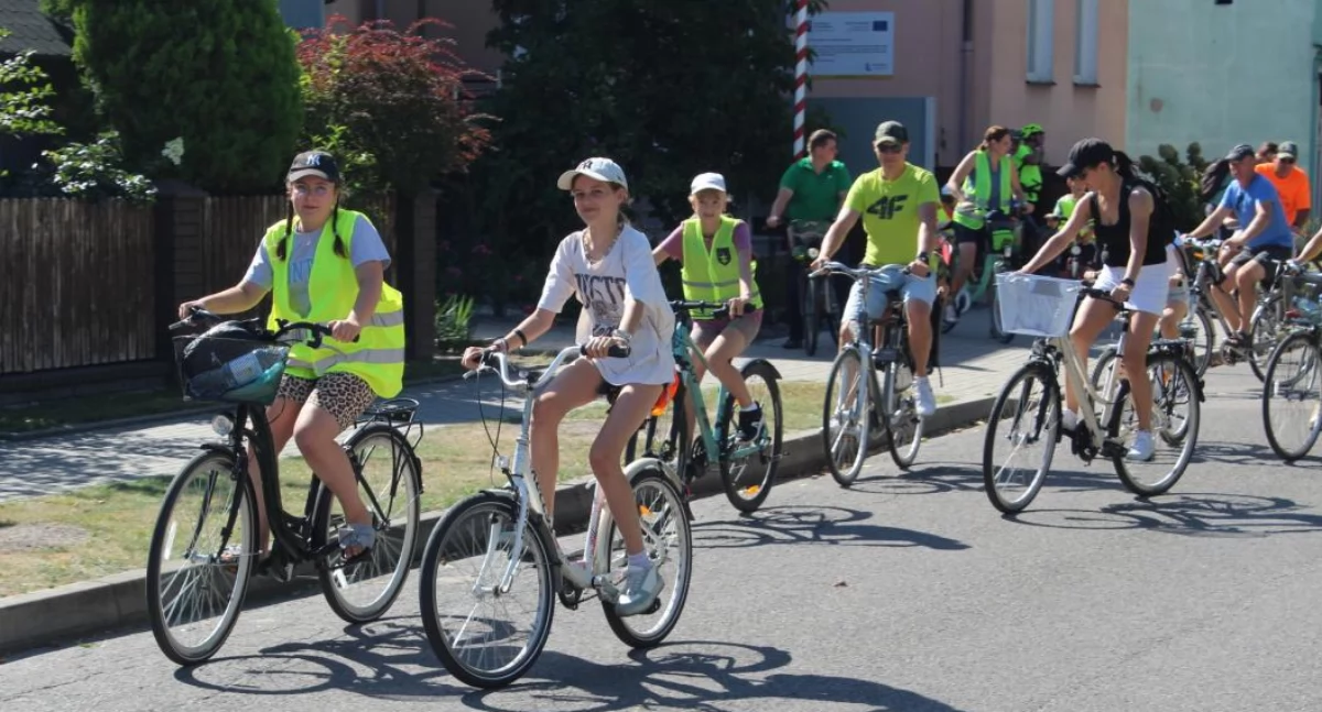 Rower, dwóch kółkach przez Łomazy Rodzinny Rowerowy zgromadził miłośników aktywnego wypoczynku - zdjęcie, fotografia