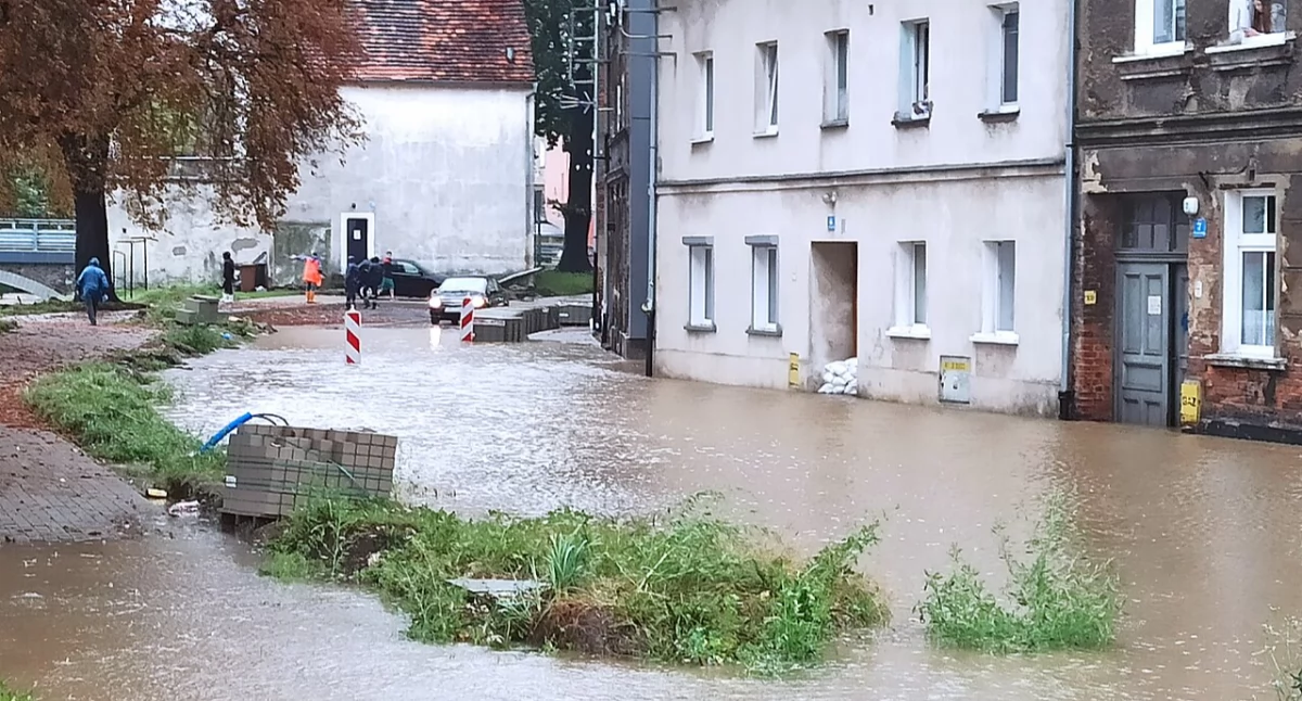 Pomoc, Starosta bialski uruchamia specjalne punkty zbiórki Powiat bialski rusza pomocą powodzian - zdjęcie, fotografia