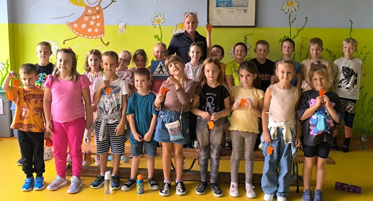 edukacja, Bezpieczeństwo drodze lupą Bialscy policjanci edukują najmłodszych ramach działań ROADPOL Safety - zdjęcie, fotografia