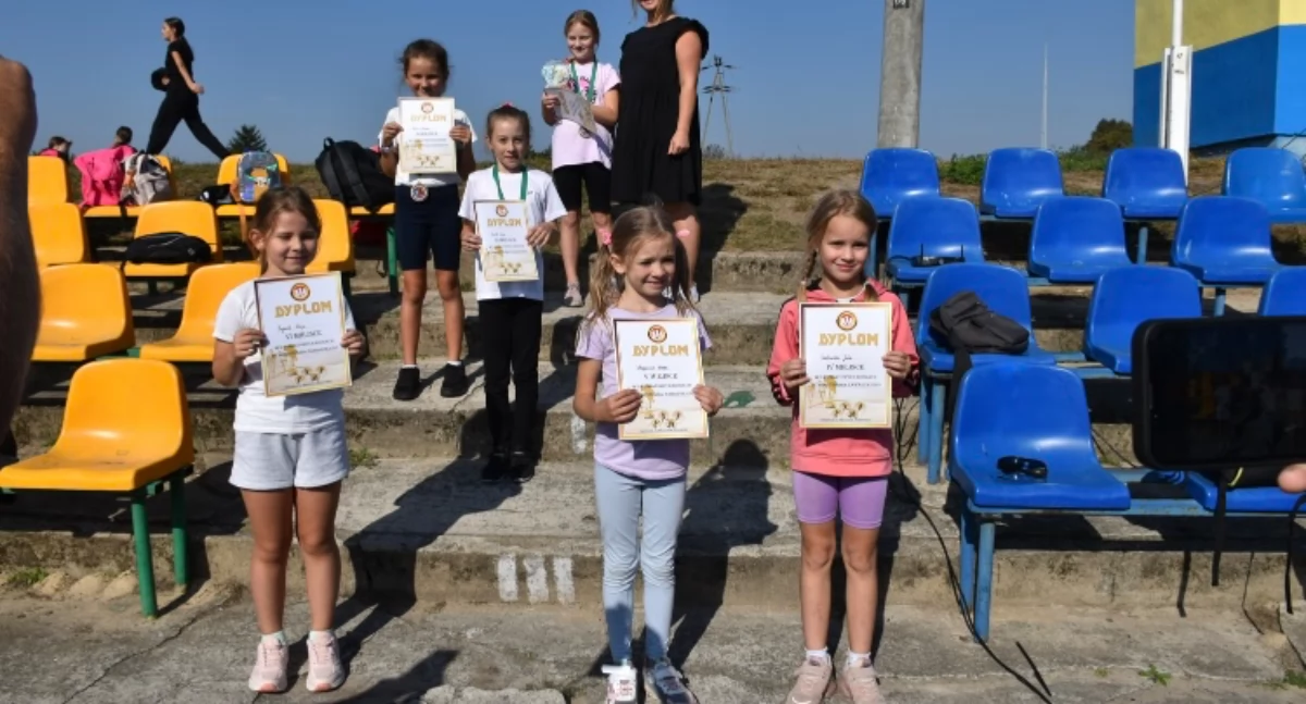 Lekkoatletyka , Sportowe emocje Powiatowych Biegach Władysława Zawadzkiego stadionie Wisznicach - zdjęcie, fotografia