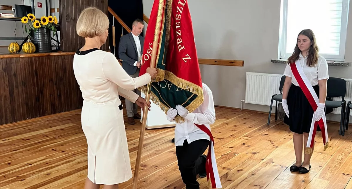 edukacja, Uroczystość nadania imienia przekazania sztandaru Publicznej Szkole Podstawowej Polubiczach - zdjęcie, fotografia